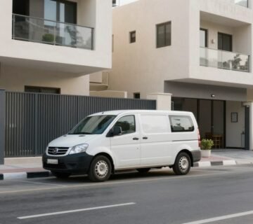 سيارة توصيل تقف أمام مدخل مبنى سكني